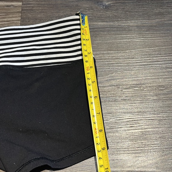 Lululemon reversible boogie shorts - Picture 6 of 7